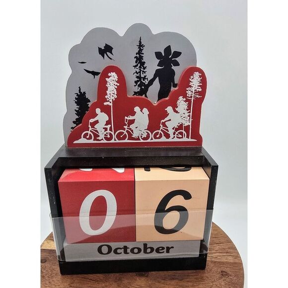 Stranger Things Block Calendar Perpetual Wood Dice Calendar Desk Display Scene - Picture 1 of 5